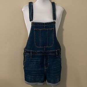 Overall shorts with pockets
